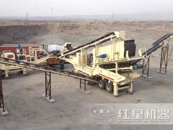 移動(dòng)式破碎機(jī)加工現(xiàn)場