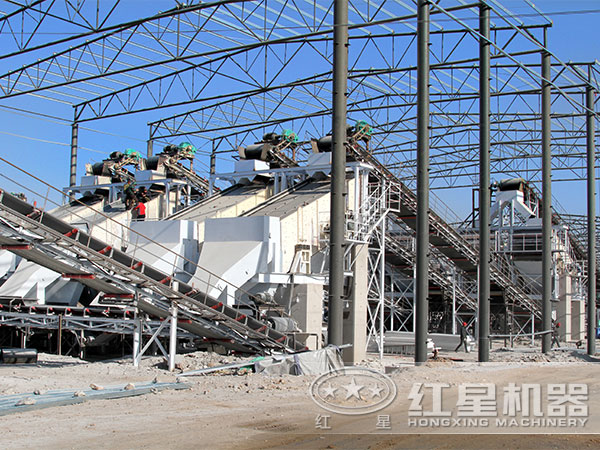 石料生產(chǎn)線加工現(xiàn)場(chǎng)