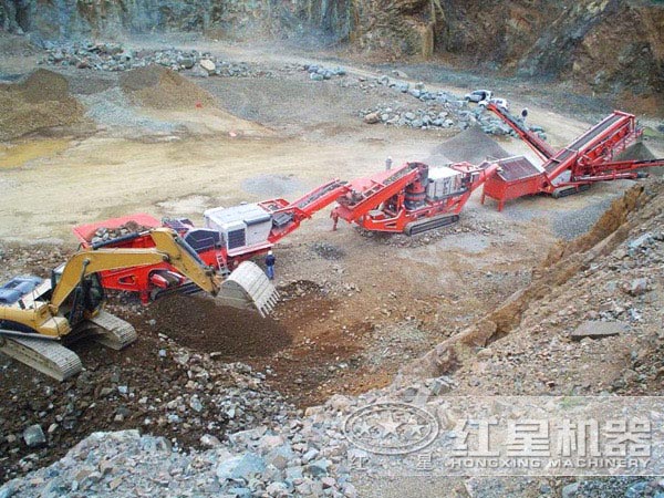 車(chē)載流動(dòng)破石機(jī)加工現(xiàn)場(chǎng)