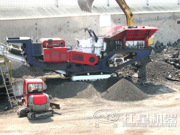 車載式建筑垃圾破碎機處理現(xiàn)場