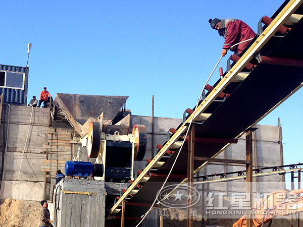 小型工程碎石機(jī)加工現(xiàn)場(chǎng)