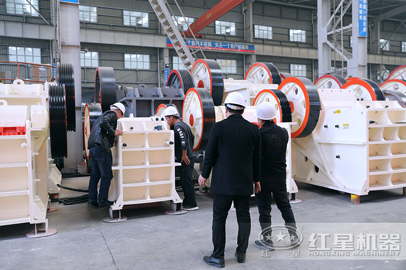 客戶(hù)參觀小型顎式破碎機(jī)