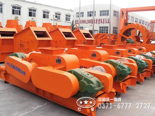 河南紅星對(duì)輥式破碎機(jī)廠家車(chē)間一角