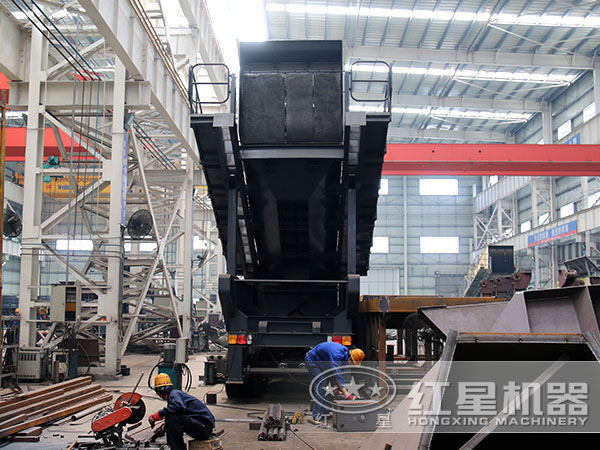 移動石子破碎機廠家生產(chǎn)車間