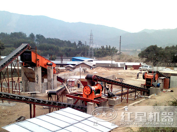 顎式破碎機工作現(xiàn)場