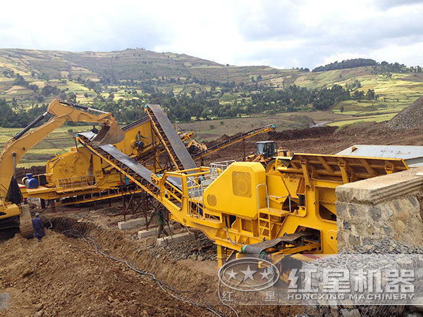 移動(dòng)式破碎機(jī)工作現(xiàn)場(chǎng)