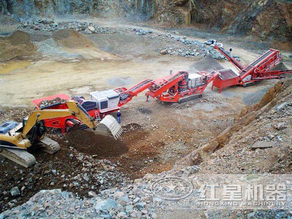 移動(dòng)破碎站作業(yè)現(xiàn)場
