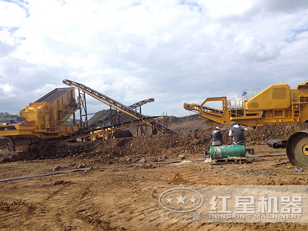 移動式破碎機作業(yè)現(xiàn)場