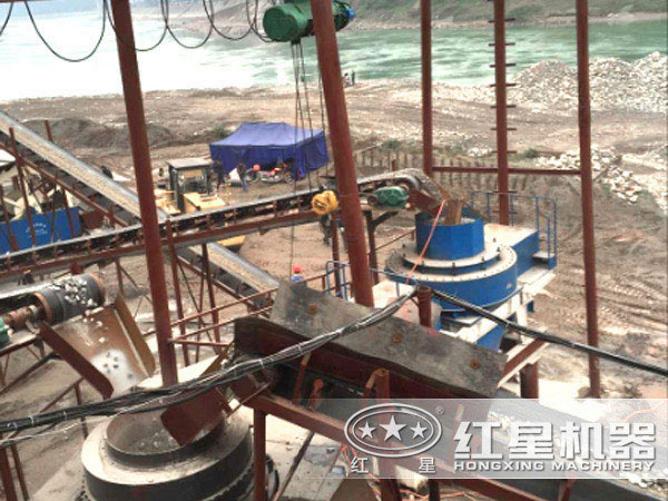 石料破碎作業(yè)現(xiàn)場(chǎng)