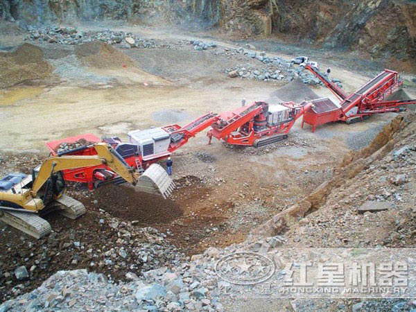 小型流動(dòng)破碎機(jī)作業(yè)現(xiàn)場(chǎng)