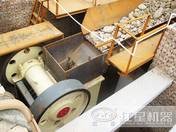 顎式破碎機(jī)近圖