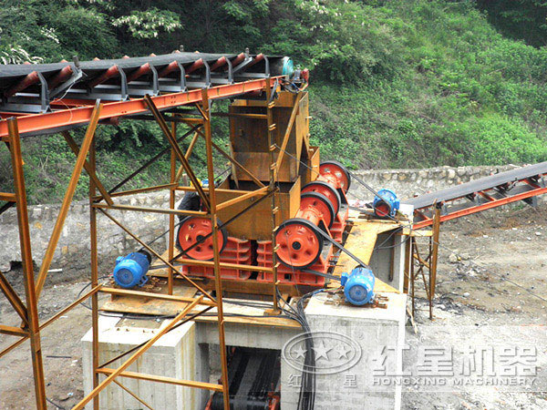 顎式破碎機(jī)破碎廠區(qū)