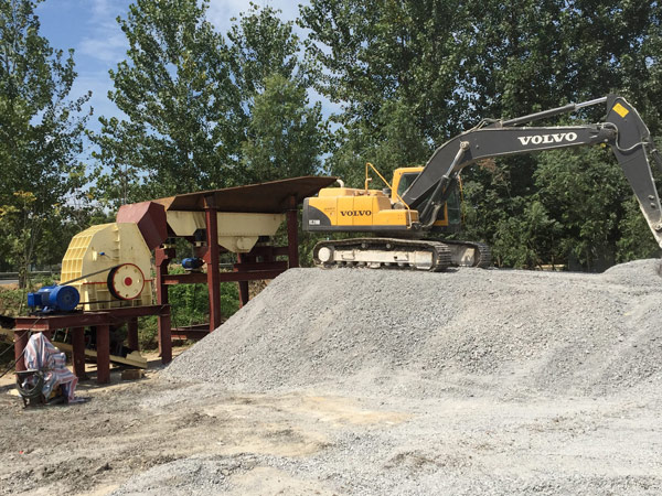 礦山錘式破碎機(jī)客戶現(xiàn)場(chǎng)