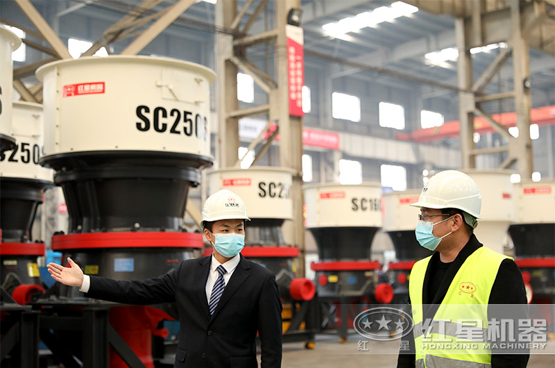 產(chǎn)品經(jīng)理帶領(lǐng)客戶(hù)參觀生產(chǎn)車(chē)間