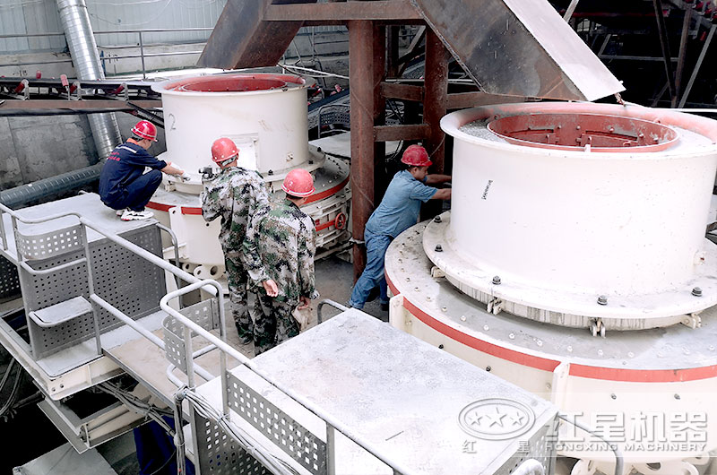 紅星工作人員對設(shè)備檢修中 紅星工作人員對設(shè)備檢修中