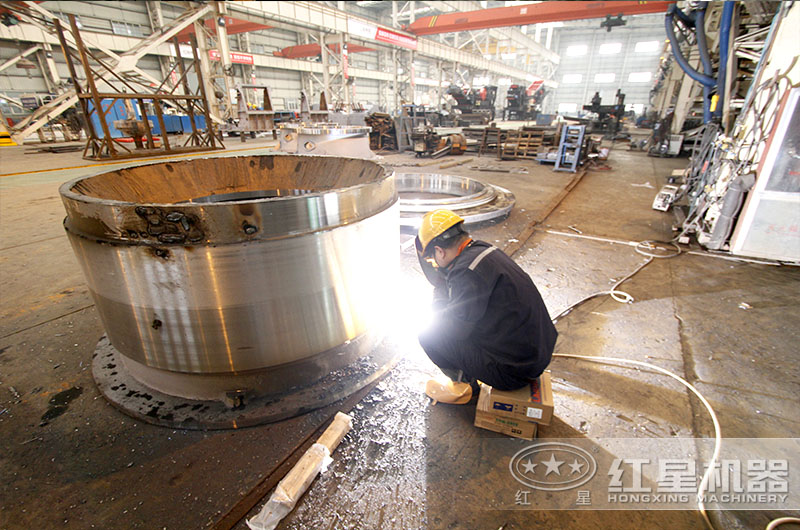 紅星工人認真作業(yè)中