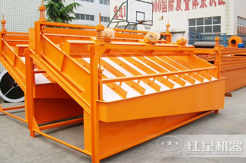 大型礦用振動篩型號、結(jié)構(gòu)及工作原理