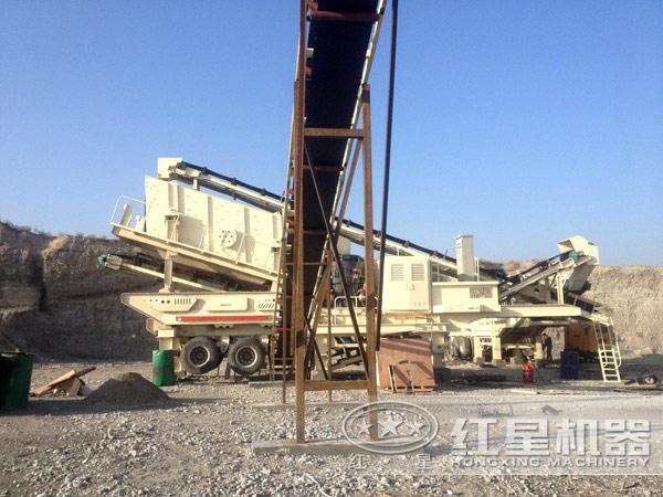 流動式建筑垃圾粉碎機(jī)加工現(xiàn)場