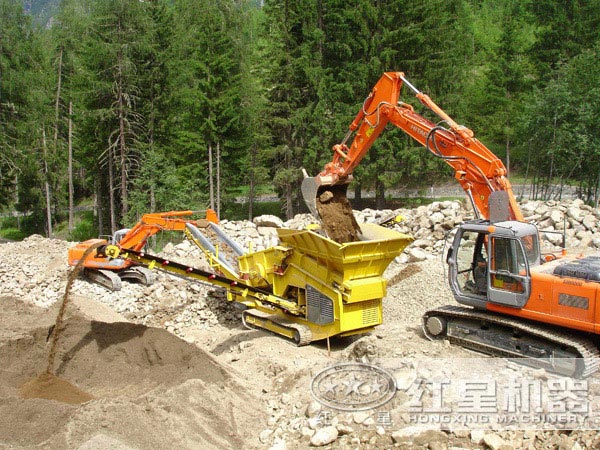 花崗巖移動破碎站加工現(xiàn)場