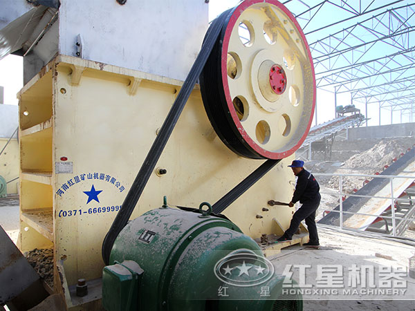 顎式破碎機(jī)檢修現(xiàn)場