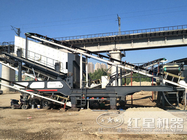 砼路面移動(dòng)破碎機(jī)加工現(xiàn)場(chǎng)