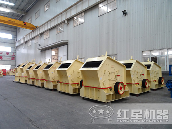 河南反擊式碎石機廠家車間一角