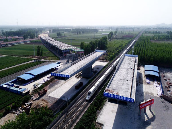 京秦高速跨京哈鐵路大橋成功雙轉(zhuǎn)體