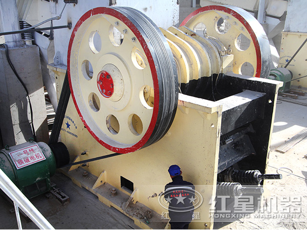 顎式破碎機生產(chǎn)現(xiàn)場