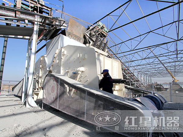 時(shí)產(chǎn)300噸石料生產(chǎn)線加工現(xiàn)場(chǎng)