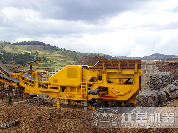 移動(dòng)石子破碎機(jī)加工現(xiàn)場(chǎng)