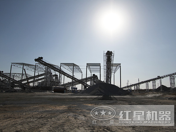 “灰色”礦山的“綠色名片”—環(huán)保移動鄂式破碎站_碎石機(jī)