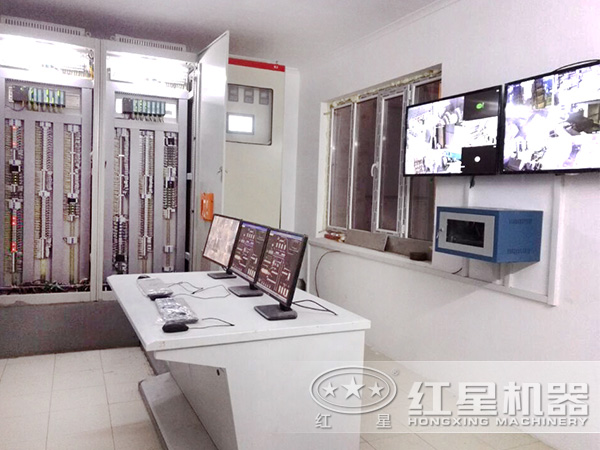 時(shí)產(chǎn)50-100t石灰?guī)r移動(dòng)破碎機(jī)操控室