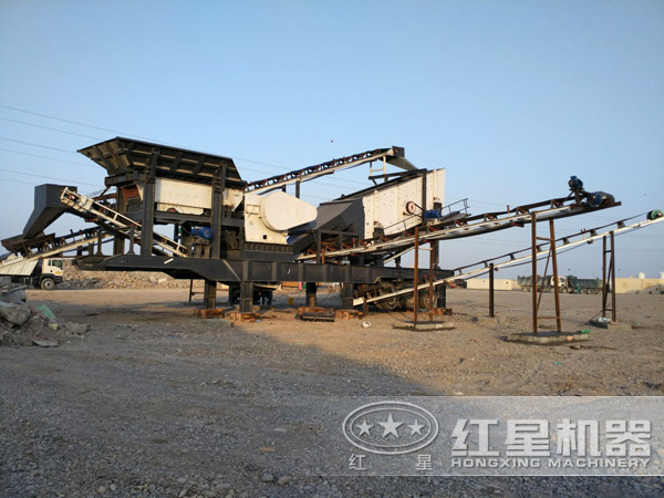 時(shí)產(chǎn)50-100t石灰?guī)r移動(dòng)破碎機(jī)環(huán)保作業(yè)現(xiàn)場(chǎng)