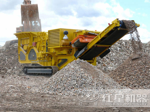 石灰?guī)r移動(dòng)破碎機(jī)加工現(xiàn)場(chǎng)