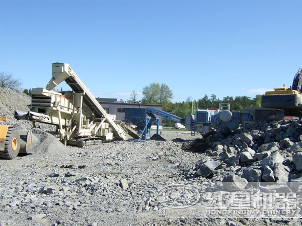 砂場秋點兵，一體式顎式碎石機（砸石機_磕石機）爭當(dāng)排頭兵