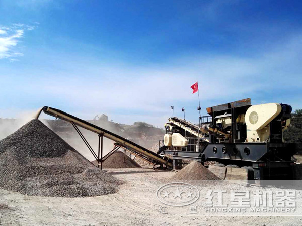 300噸移動式顎式破碎機加工現(xiàn)場