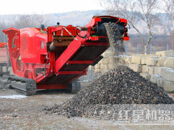 “垃圾圍城”如何破解？時產(chǎn)150-300噸履帶式建筑垃圾破碎生產(chǎn)線來助力！