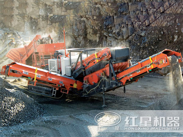 時產(chǎn)200噸瀝青塊移動破碎機(jī)加工現(xiàn)場