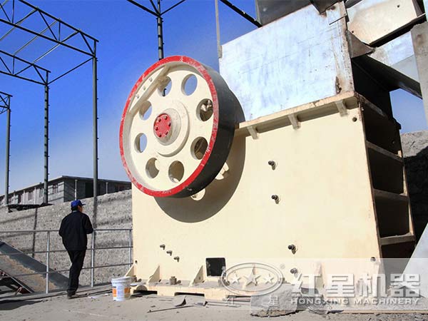 到砂石場感受大型超細(xì)碎顎式破碎機(jī)的“熱情洋溢”