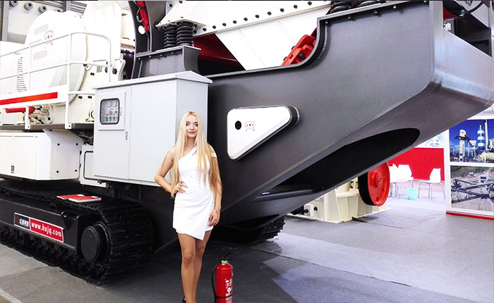 跋山涉水，豪邁出征-紅星履帶移動(dòng)破碎篩分一體機(jī)亮相上海寶馬展