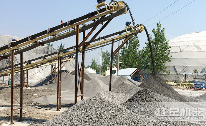 皮帶輸送機(jī)將不同規(guī)格的物料輸送至一塊