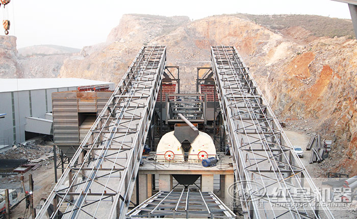 重錘式破碎機(jī)作業(yè)現(xiàn)場(chǎng)