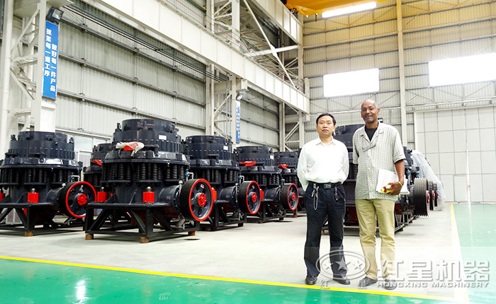 客戶參觀圓錐石子破碎機(jī)車間