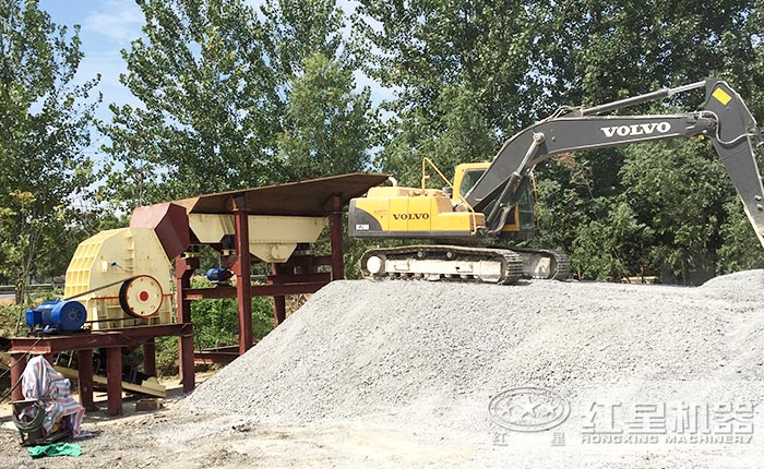 打石頭機(jī)器現(xiàn)場作業(yè)