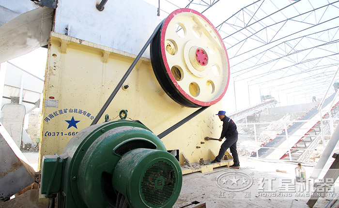 大型顎式碎石機(jī)作業(yè)現(xiàn)場(chǎng)