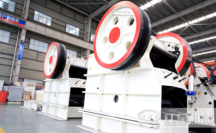 時產(chǎn)200噸的紅星顎式破碎機(jī)節(jié)能環(huán)保,奮戰(zhàn)砂石廠
