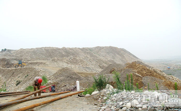 重慶萬州青石開采地萬事俱備，只缺時(shí)產(chǎn)200噸流動(dòng)青石碎石機(jī)！