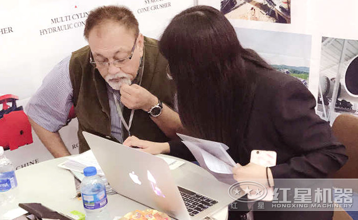 鵝卵石圓錐式破碎機(jī)參加展會(huì)