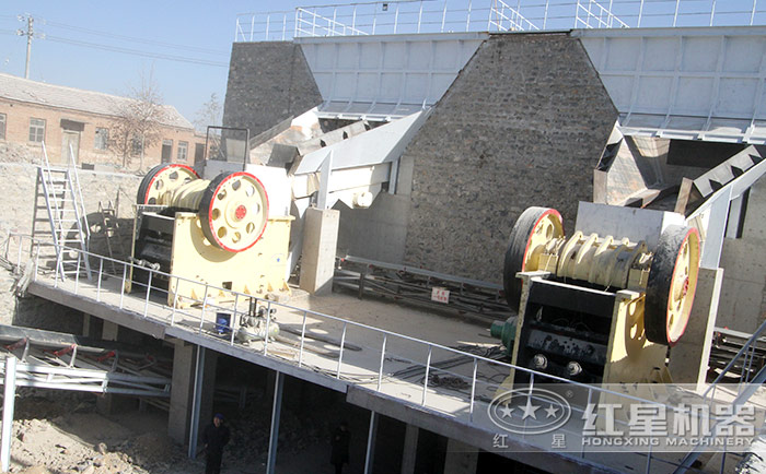 時產200噸的紅星顎式破碎機作業(yè)現場