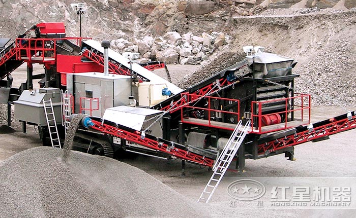 移動式小型石頭破碎機作業(yè)現(xiàn)場